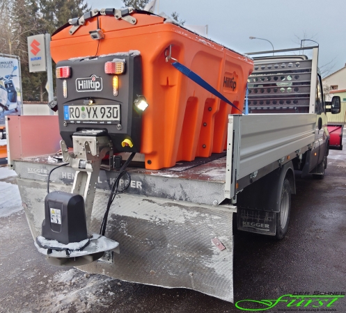 HILLTIP Aufbaustreuer IceStriker 900AM mit 900 Liter Volumen in Orange auf Iveco Daily